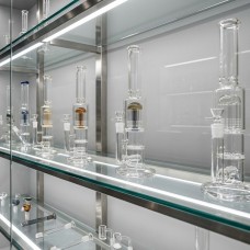 Як правильно організувати зберігання та викладку приладдя для куріння у вітрині